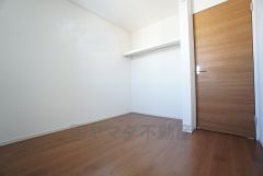 同仕様写真。木目調のシンプルデザインで落ち着きと安らぎの空間に仕上げています。各部屋に収納が完備されているので、お荷物が多くなっても安心の設計です。