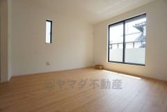 住む人のこだわりを活かす洋室＾＾日当たりがよく、寝室としての利用もおすすめ。広めのクローゼットもあり荷物もすっきり片付けれ、ゆとりのある暮らしが出来ます＾＾