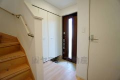 たっぷり収納できるシューズボックスです。家族全員の靴がきれいに整頓できます。棚の上にお花や写真を飾っても良いですね。