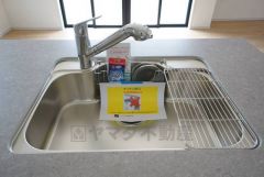 広々とした凸型シンクに洗剤ポケットを標準装備。大きなお鍋など洗いやすいです。洗剤や石鹸、スポンジもすっきりできる収納付き。