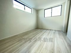 明るい洋室です。ナチュラル色のフローリングで開放的な優しい雰囲気になっています＾＾ベッドや机、ＴＶを置いてもゆとりのある広さです。