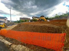 カースペースは停めやすい並列駐車2台付き。