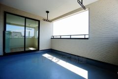 同仕様写真。お洗濯物を干すスペースとしても十分な広さがあります。  お天気の良い日はお洗濯物がよく乾きそうな日当たり良好のバルコニー＾＾