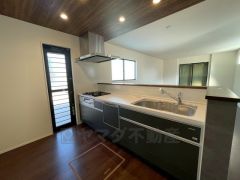 対面式カウンターキッチンでお子様の様子が見守れます。カウンタートップは耐熱性に優れており、日ごろのお掃除もふき取るだけでＯＫ。ステンレスシンクも簡単にお掃除できますよ。