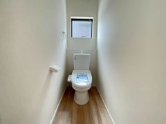 温水洗浄機付トイレです。節水機能もあるので、安心して使えますね。もちろん、1階2階の2ヶ所にトイレがあるので、忙しい朝にもゆとりができますね。