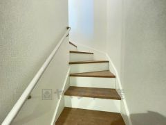 ご年配の方でも安心できる、手すり付き階段です＾＾段差も低めで設定されてますので安全性にも優れてますね＾＾