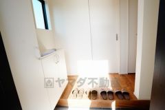 採光も考えられた明るい玄関です。自動で閉まるタッチキーとTVインターホンが装備されているので、セキュリティーも安心。