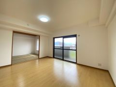 大きな窓のあるリビングは、陽光あふれる明るい空間です。居心地良く、ご家族皆がゆったり寛げる憩いの空間となりそうです。