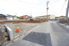 前面道路は公道南西側約5.85ｍ。車の通行がほとんどなく小さなお子様がいるご家庭でも安心して過ごせます＾＾