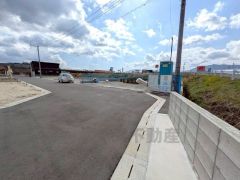 車の通行が少なく小さなお子様がいるご家庭でも安心して過ごせます＾＾幅広いため、車の離合や駐車がスムーズです＾＾