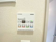 浴室暖房乾燥機には、暖房、乾燥、涼風、換気の4つの機能が付いています。タイマー付きです。