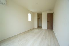 住む人のこだわりを活かす洋室＾＾日当たりがよく、寝室としての利用もおすすめ。広めのクローゼットもあり荷物もすっきり片付けれ、ゆとりのある暮らしが出来ます＾＾