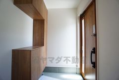 たっぷり収納できるシューズボックスです。家族全員の靴がきれいに整頓できます。棚の上にお花や写真を飾っても良いですね。