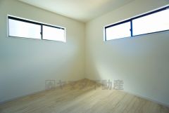 2面採光を確保した明るい室内は、風通しも良く、大変居心地の良い空間となっております。爽やかな風を感じて起きる朝は、快適生活の始まりに。