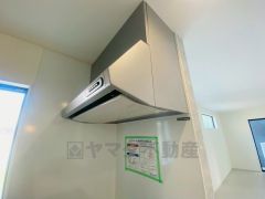 調理により発生する油煙や臭いを吸い込み、屋外へ排気してくれます。