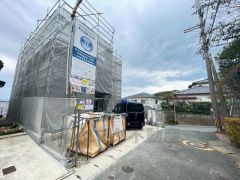 北東側3.7ｍ、南東側3.9ｍ。 西鉄バス「庄」停徒歩13分。コンビニ・スーパーまで徒歩14分圏内＾＾