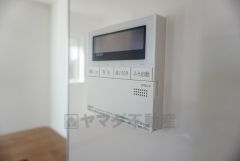 同仕様写真。キッチン横からお湯張り、追い炊き、足し湯がボタン一つで楽々操作できる給湯機リモコンです＾＾忙しい夕飯の準備の時間帯に重宝しますね。