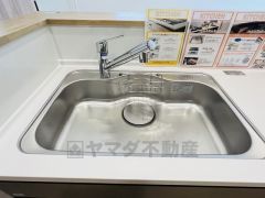 広々とした凸型シンクに洗剤ポケットを標準装備。大きなお鍋など洗いやすいです。洗剤や石鹸、スポンジもすっきりできる収納付き。
